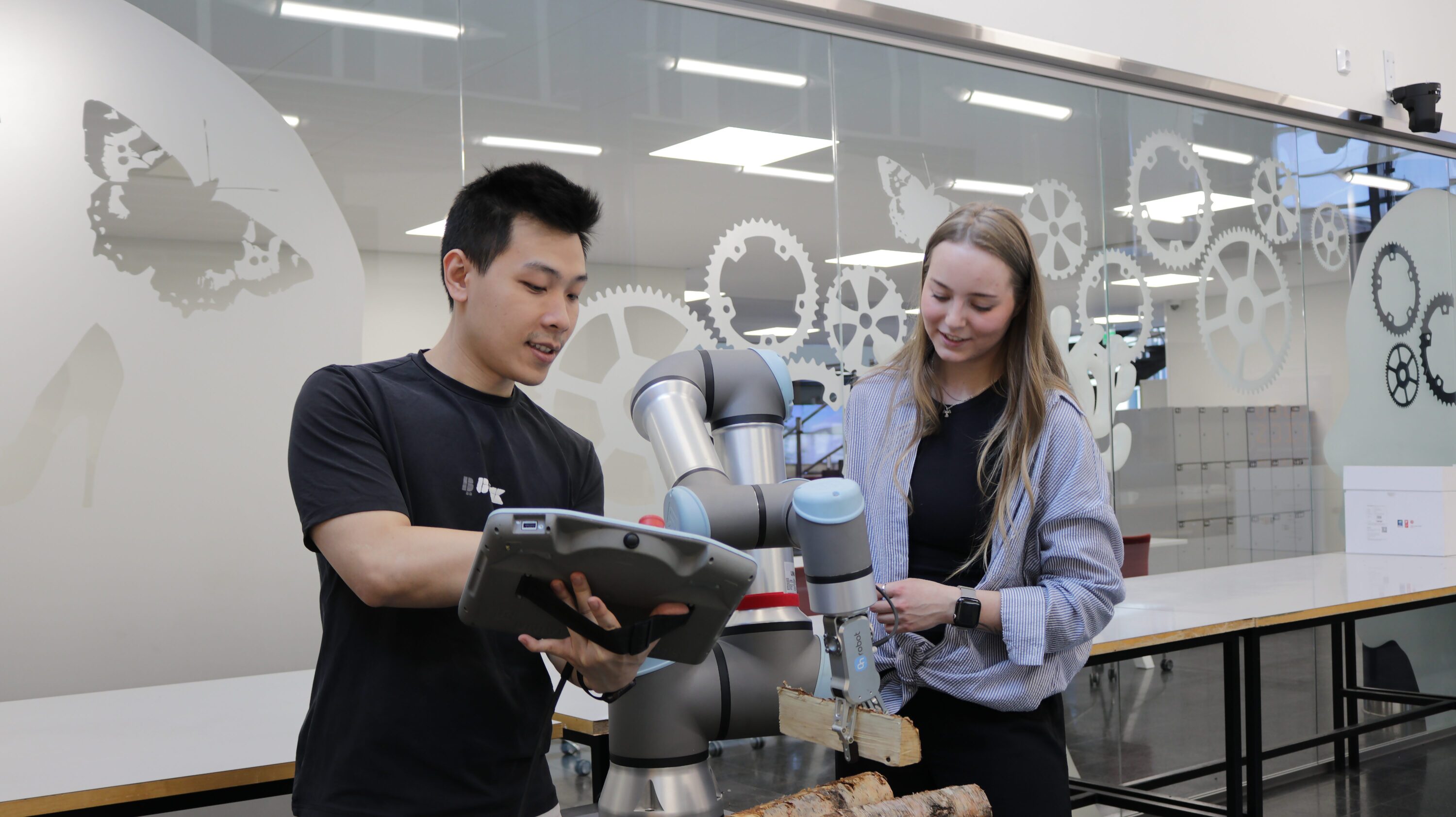 Opiskelijat tutkailevat robottia/Students are checking the robot