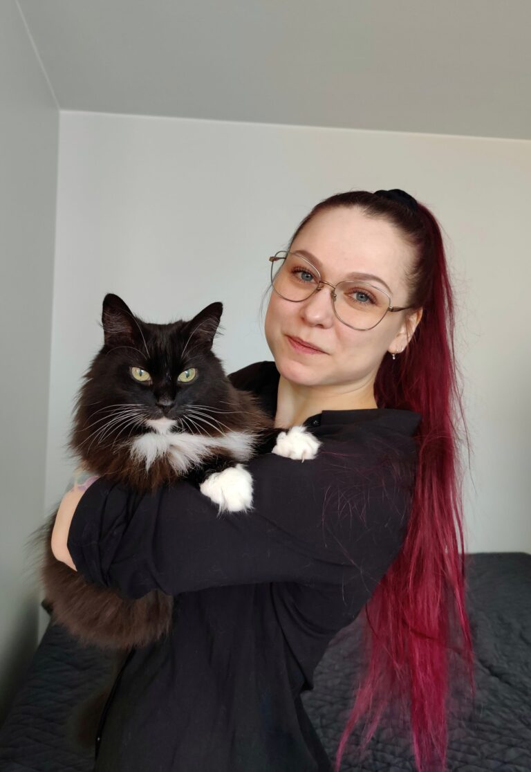 Liiketalouden opiskelija Janina Rönnqvist pitää sylissään kissaa