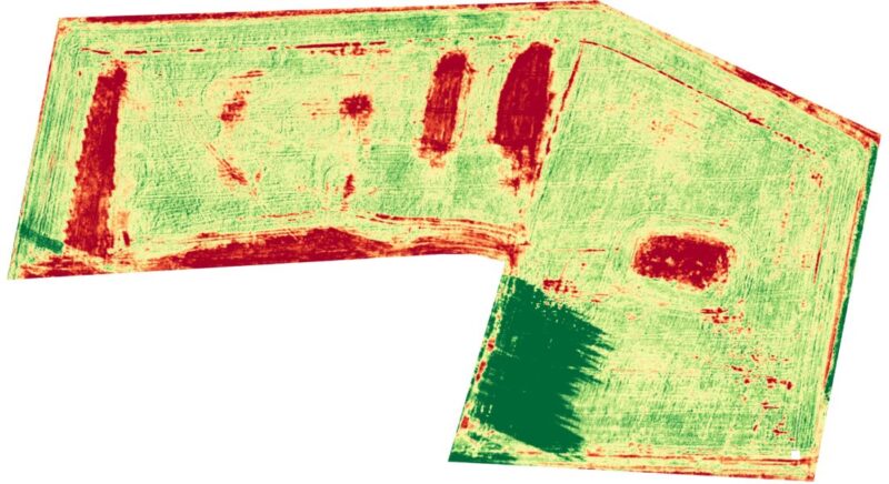 Lohkosta otettu ilmakuva sekä planthealth-kuva 14.6. Lohko on kärsinyt hyvin paljon vedestä, ja nurmi on talvehtinut huonosti. Täydenyskylvöä on jouduttu tekemään.