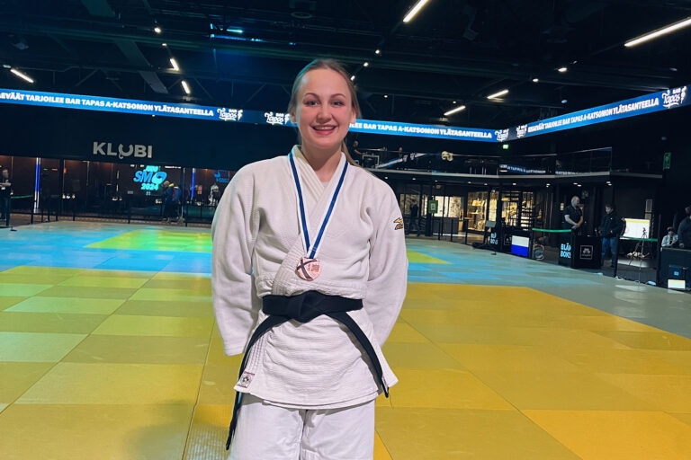 HAMKin kummiurheilija Erika Vauhkonen judotatamilla