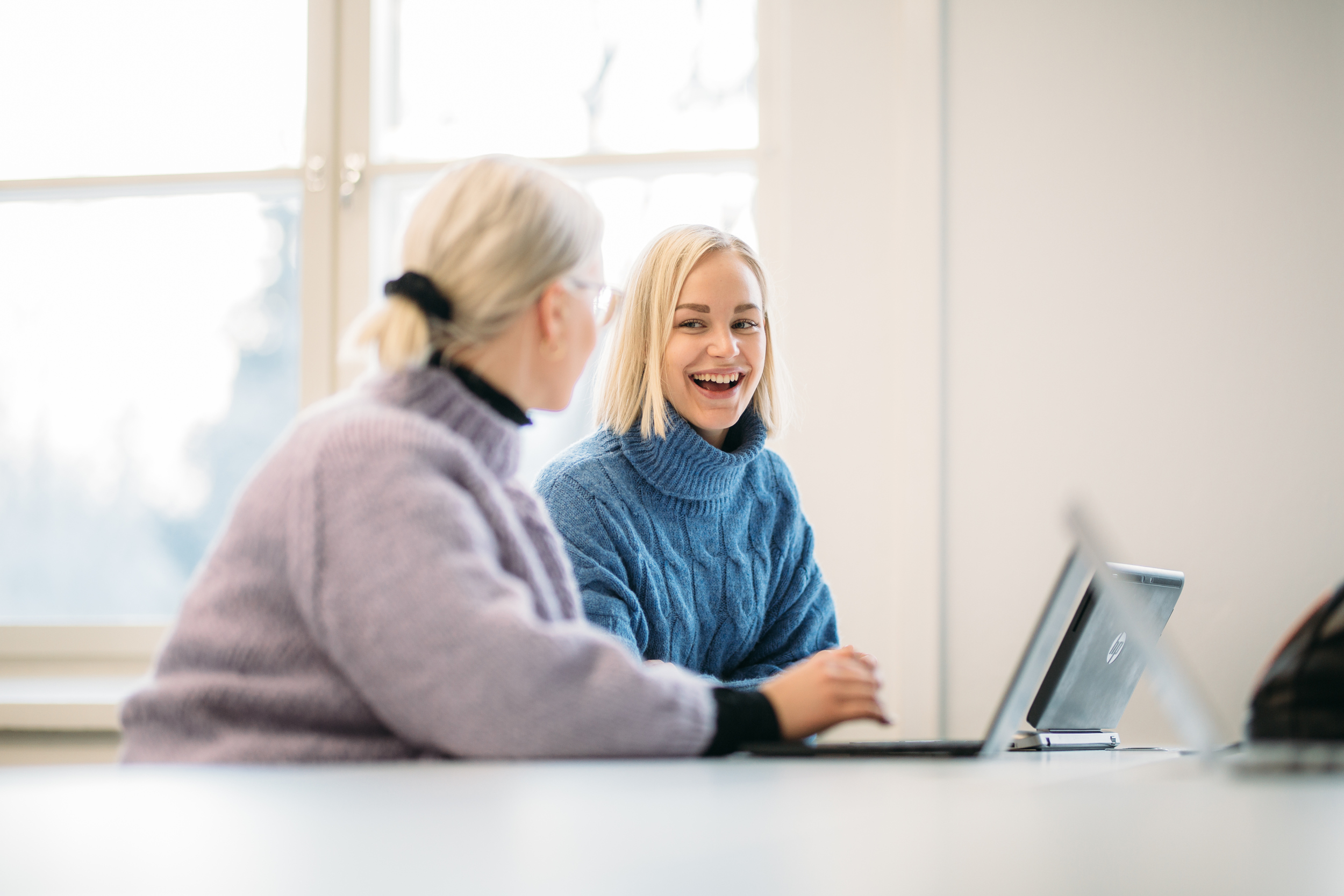 Two woman sitting on a laptops/ Kaksi naista istuvat tietokoneilla