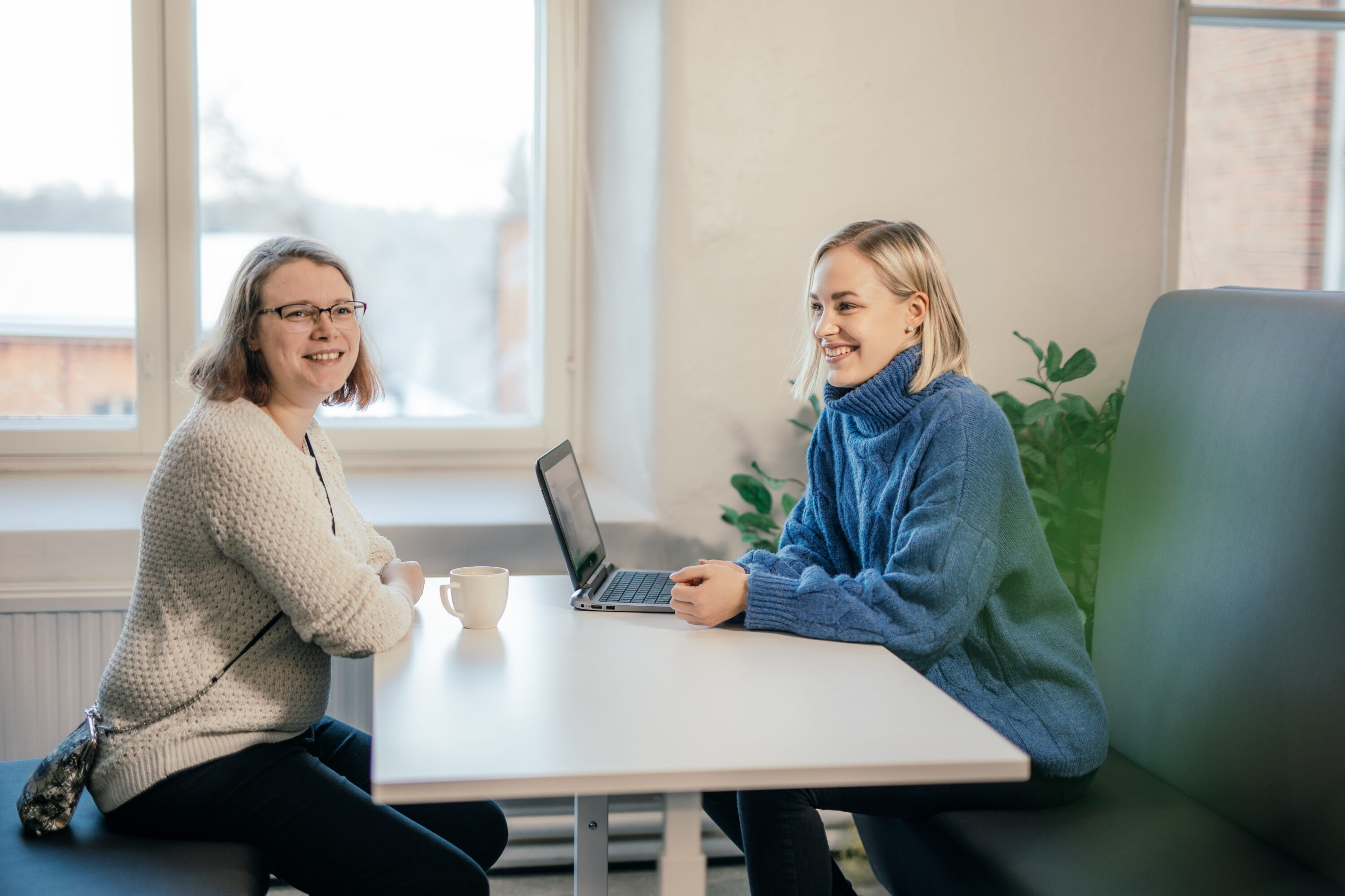 Kaksi henkilöä istuu vastakkain