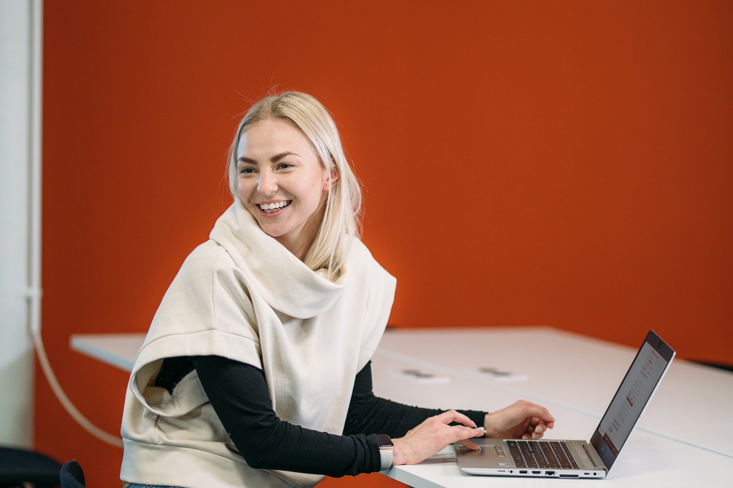 henkilö hymyilee kannettavan tietokoneen kanssa // person smiling with a laptop