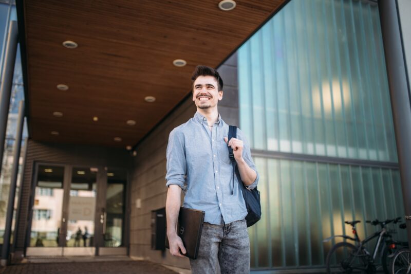 henkilö sisäänkäynnin edessä / person in front of an entrance