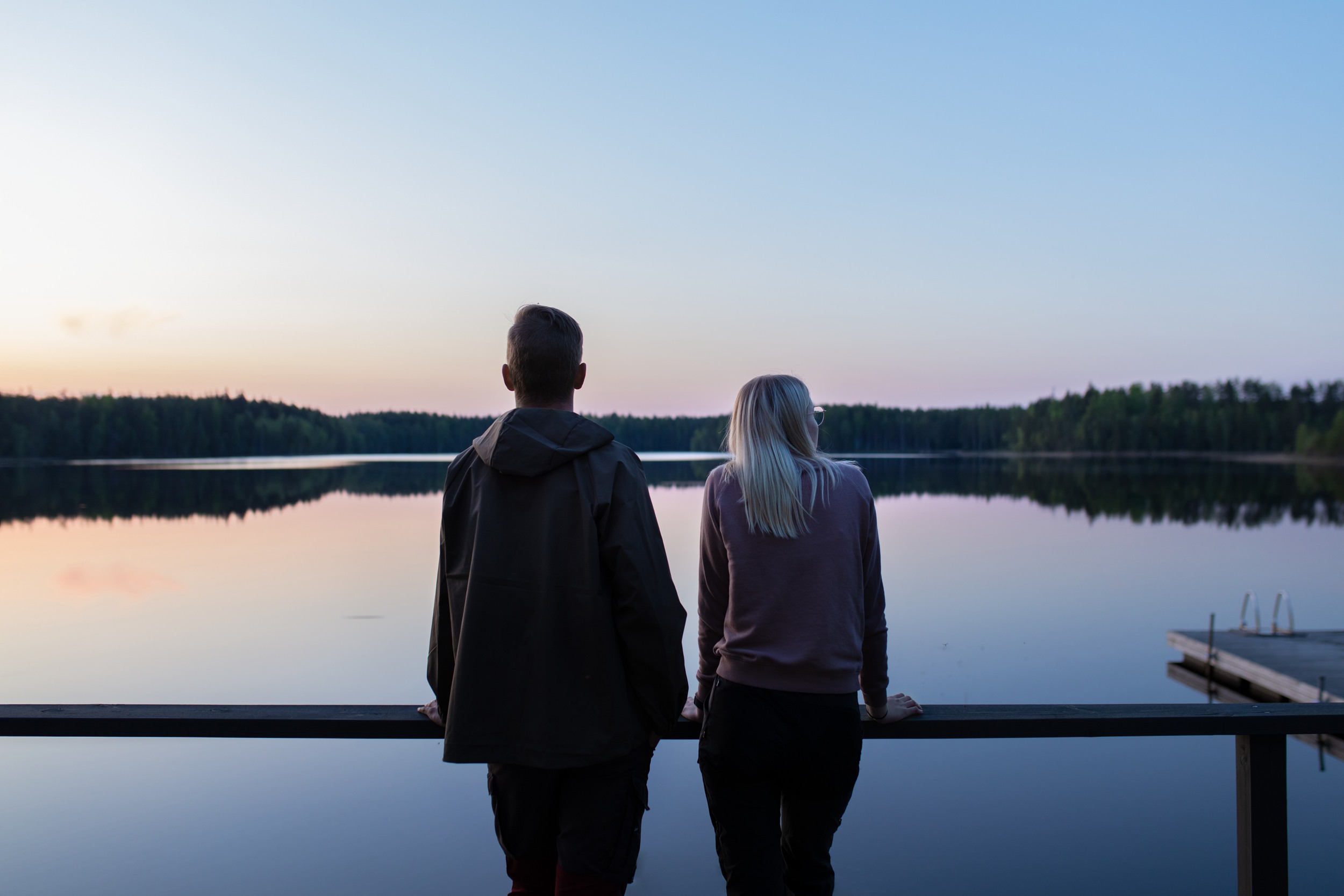 opiskelijat katselevat hämärtyvälle järvelle / two students watching over a lake