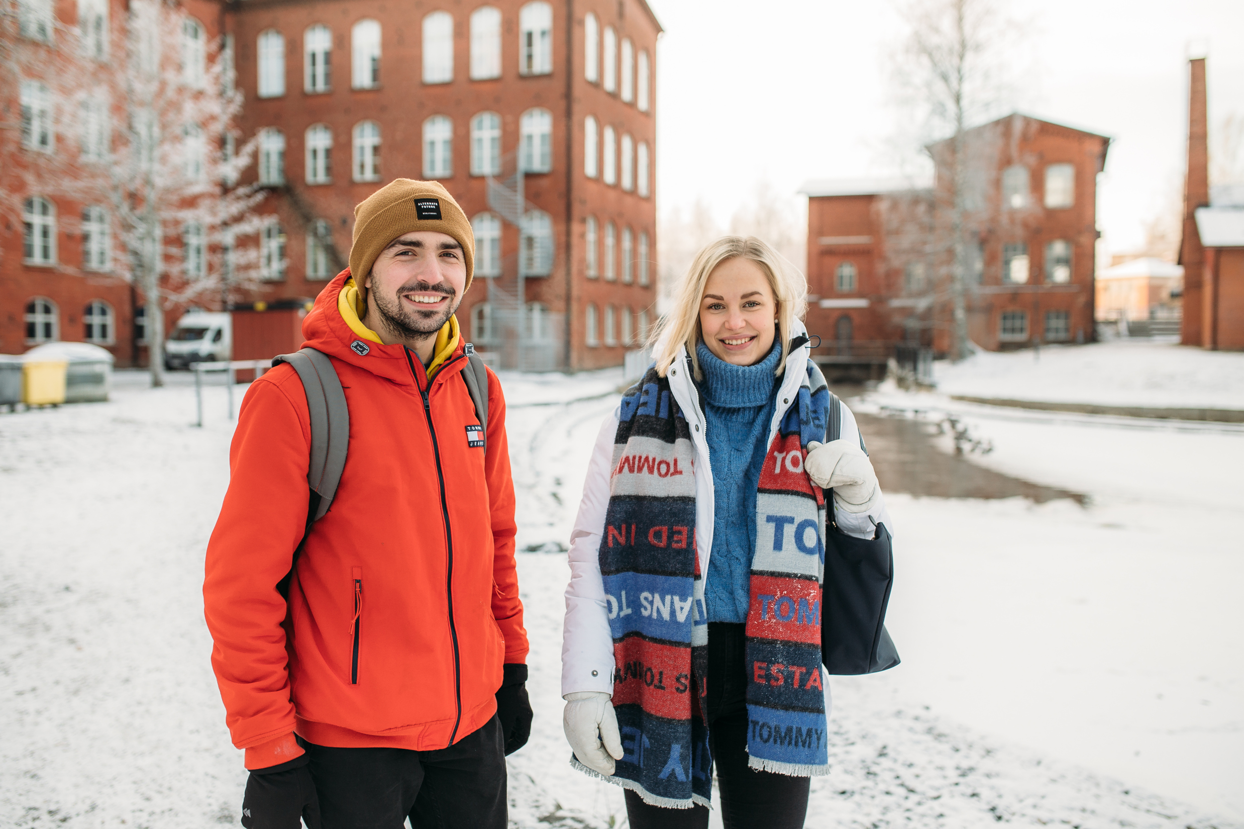 Kaksi ihmistä seisoo ulkona/Two people standing outside 