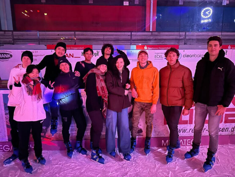 2. Darja (in the middle) and some of her friends from Deggendorf ice skating.