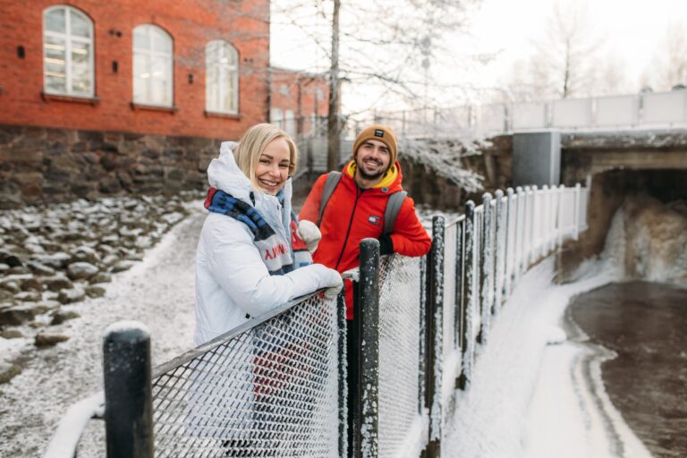 Kaksi opiskelijaa Forssan kampuksen ulkopuolella.