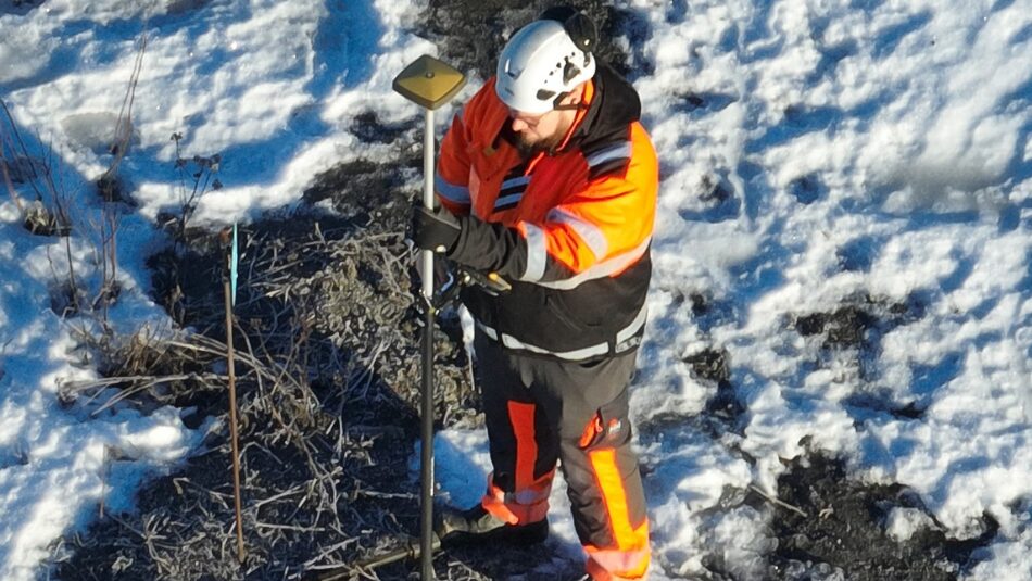 Eemi Salo työn touhussa Suomen Erityisjätteellä.